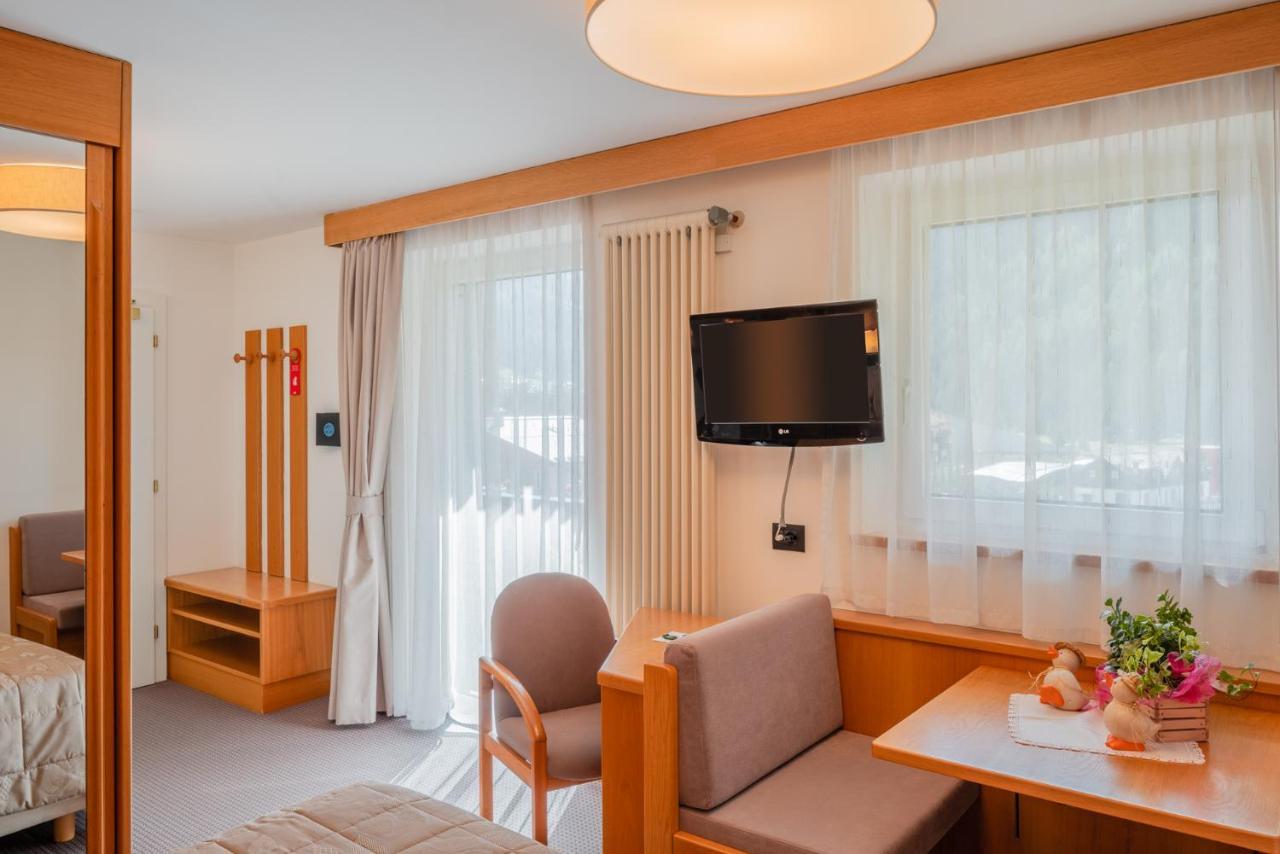 Hotel Ladina กัมปีเตลโลดีฟัสซา ภายนอก รูปภาพ