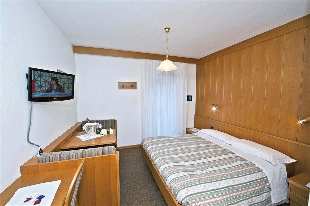 Hotel Ladina กัมปีเตลโลดีฟัสซา ภายนอก รูปภาพ