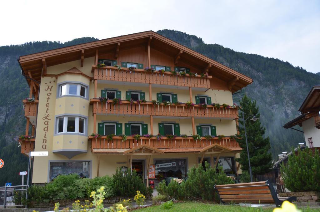 Hotel Ladina กัมปีเตลโลดีฟัสซา ภายนอก รูปภาพ